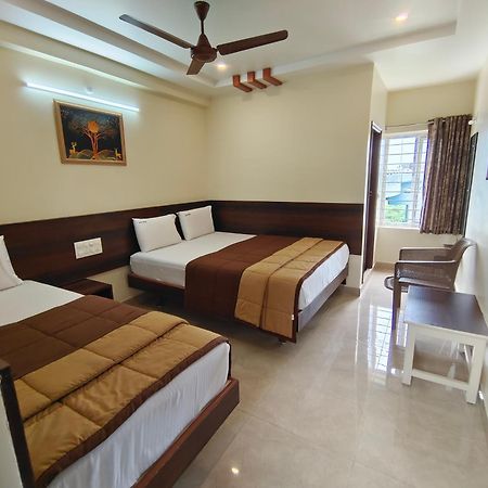 Hotel Dkr Grand تيروباتي المظهر الخارجي الصورة