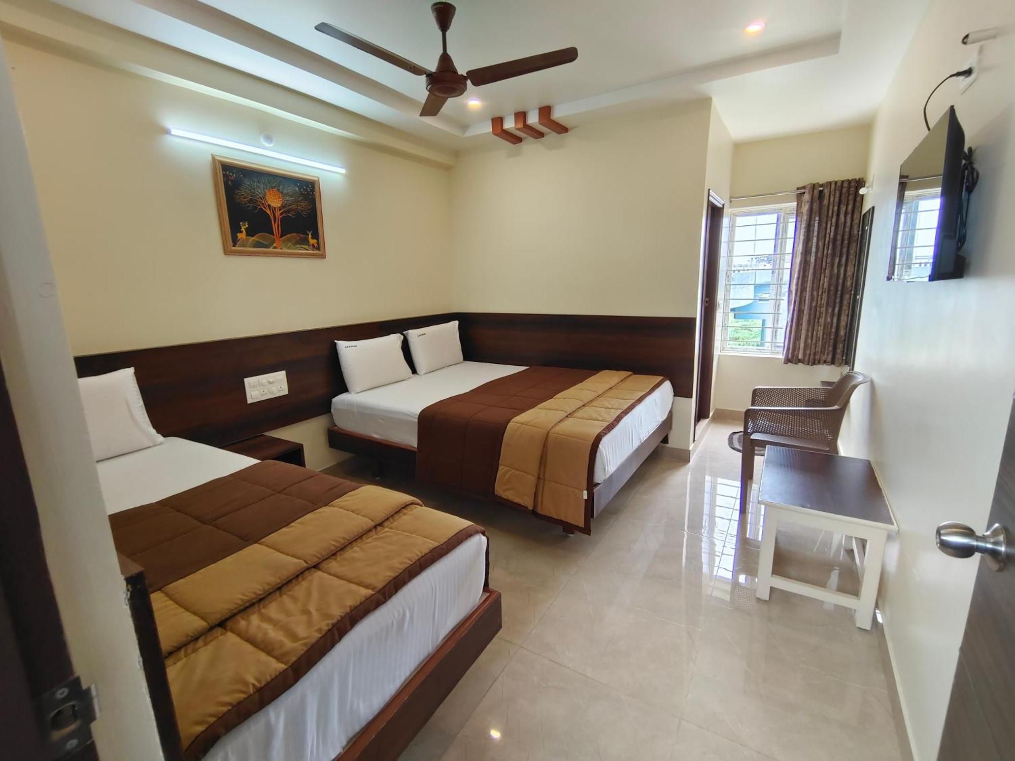 Hotel Dkr Grand تيروباتي المظهر الخارجي الصورة