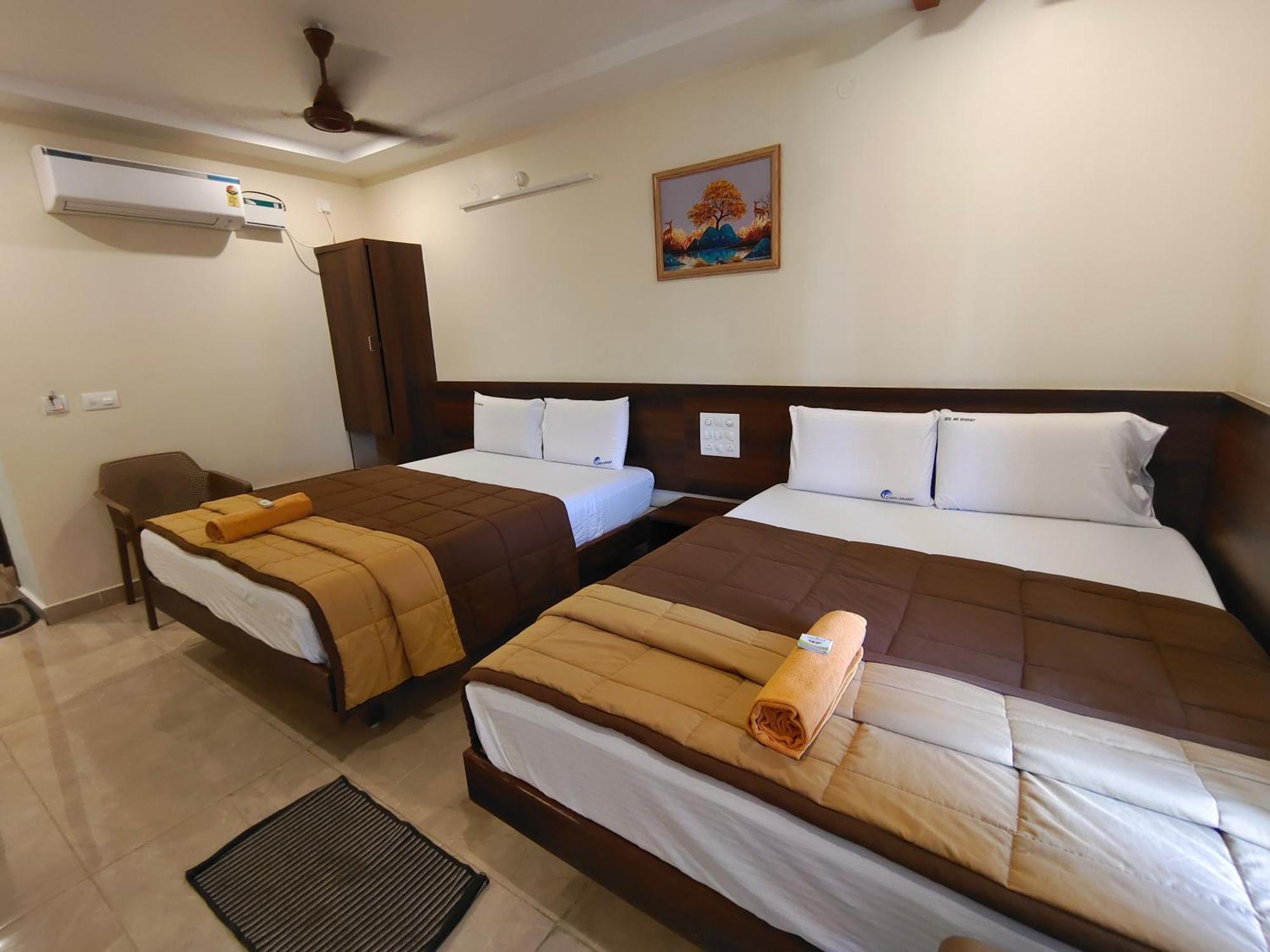 Hotel Dkr Grand تيروباتي المظهر الخارجي الصورة