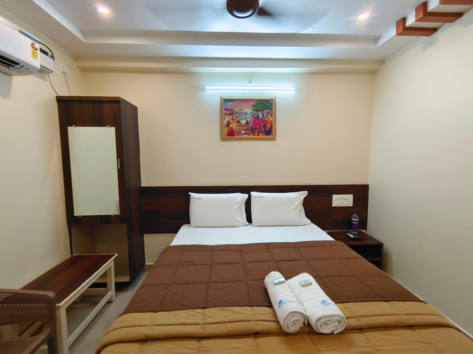 Hotel Dkr Grand تيروباتي المظهر الخارجي الصورة