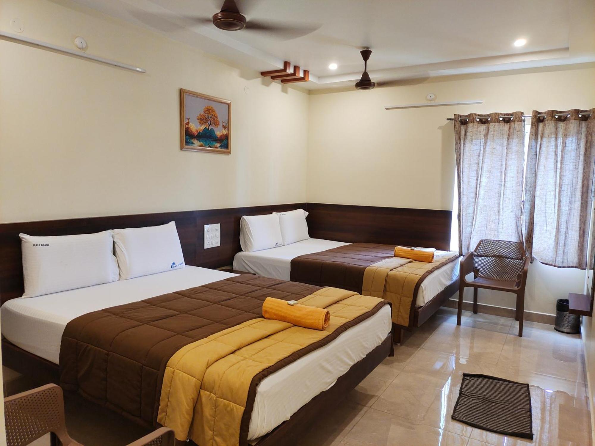 Hotel Dkr Grand تيروباتي المظهر الخارجي الصورة