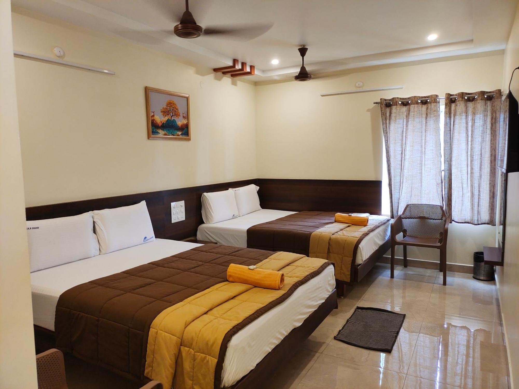 Hotel Dkr Grand تيروباتي المظهر الخارجي الصورة