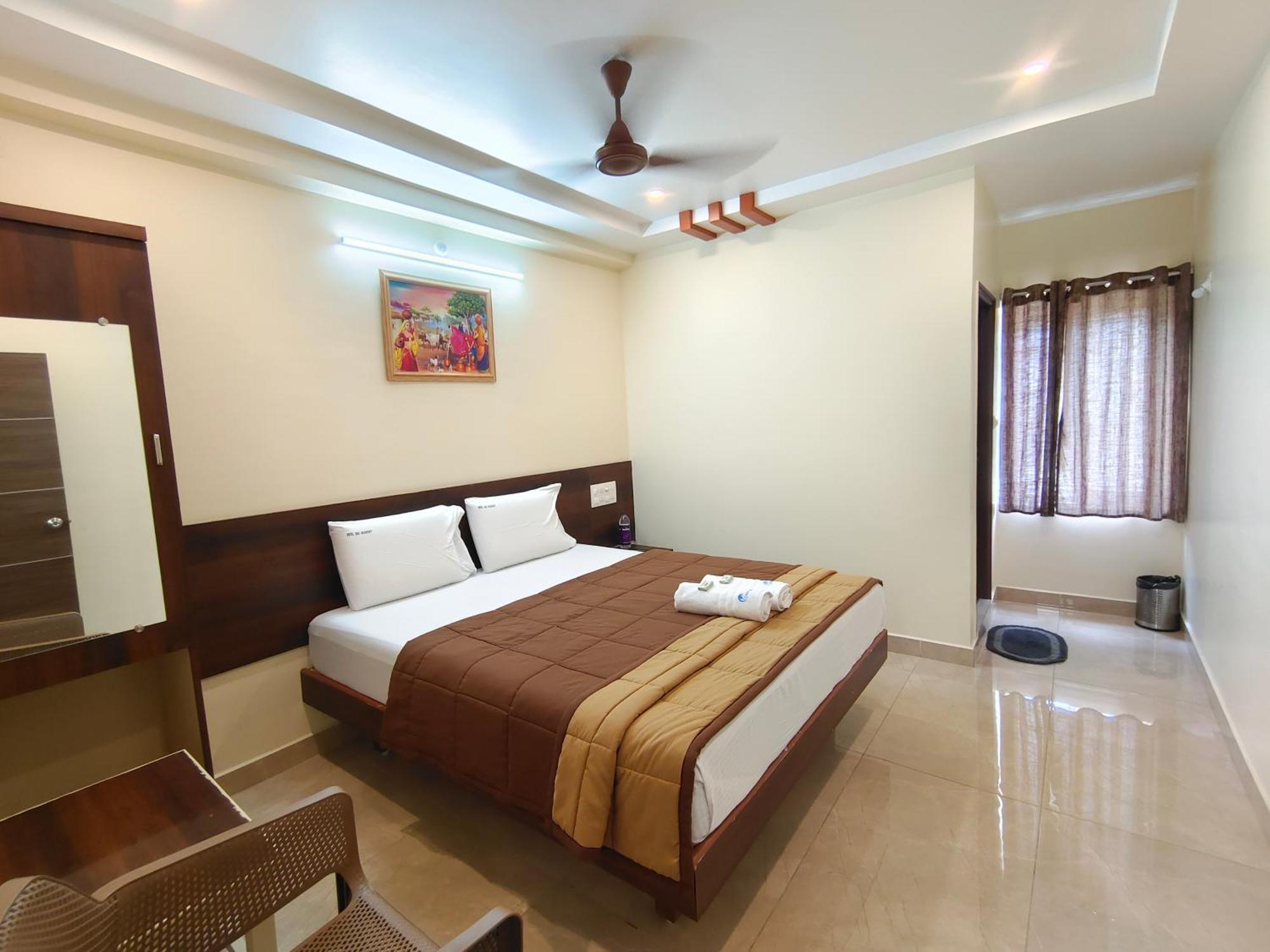 Hotel Dkr Grand تيروباتي المظهر الخارجي الصورة