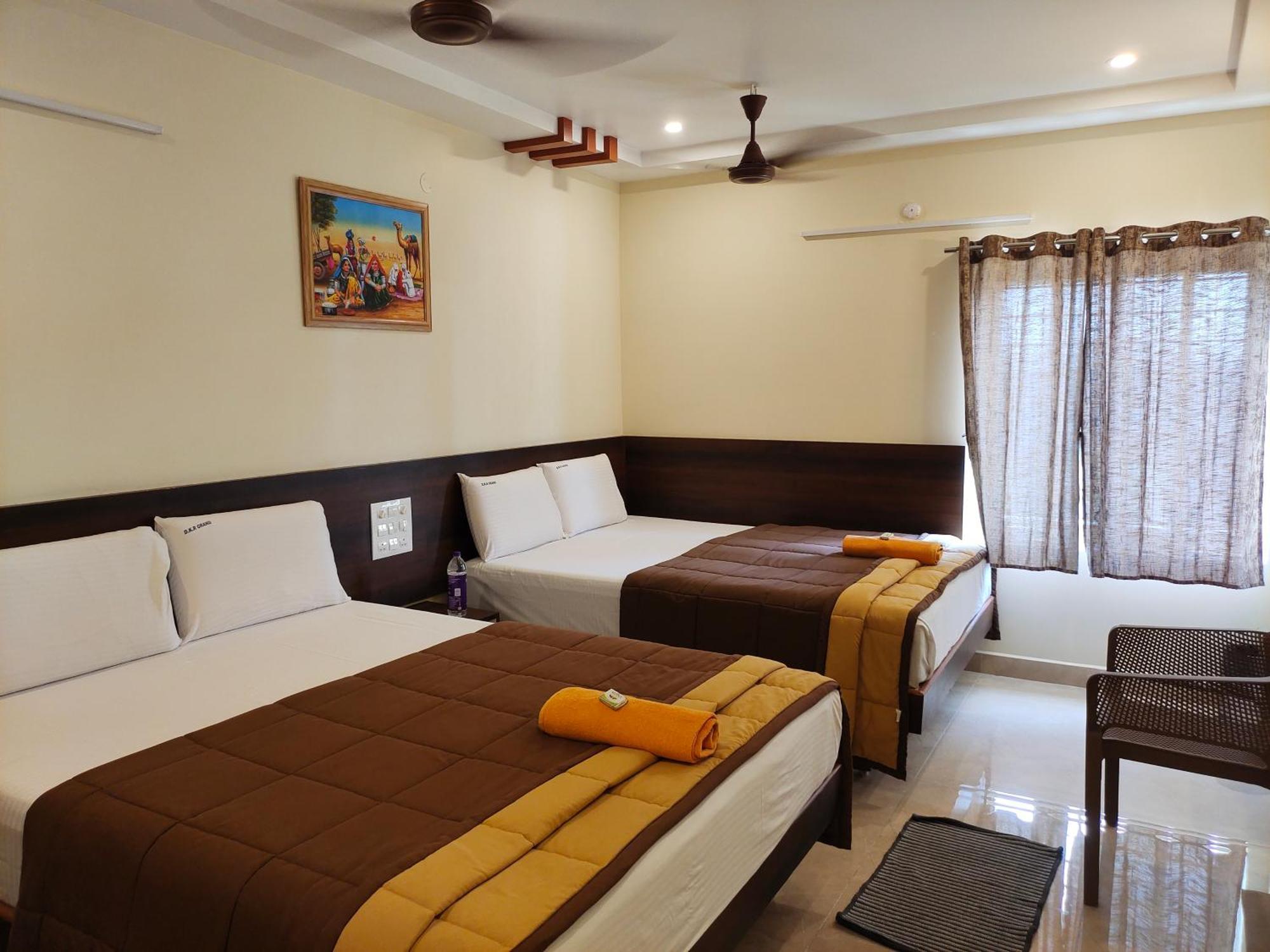 Hotel Dkr Grand تيروباتي المظهر الخارجي الصورة