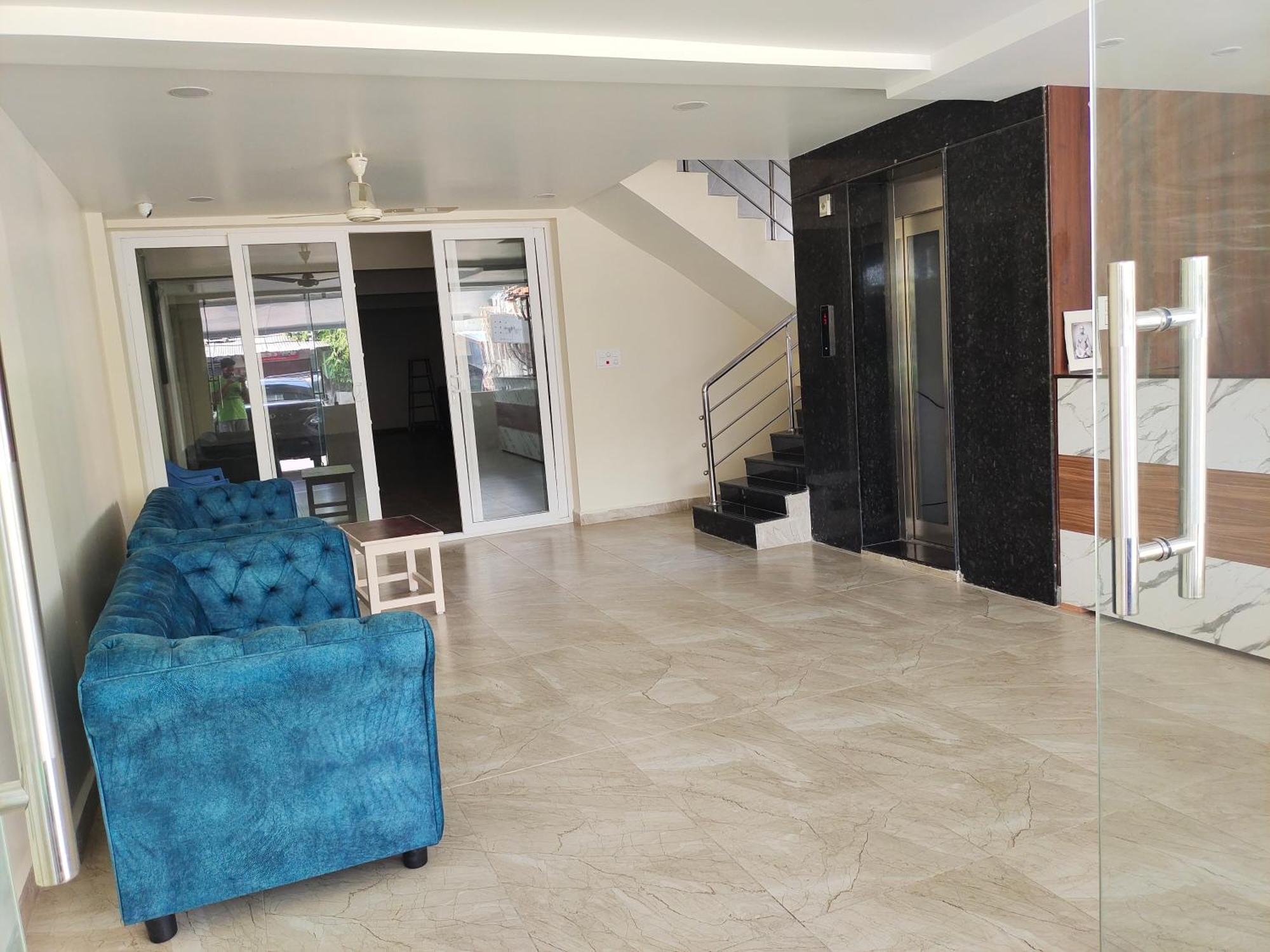 Hotel Dkr Grand تيروباتي المظهر الخارجي الصورة