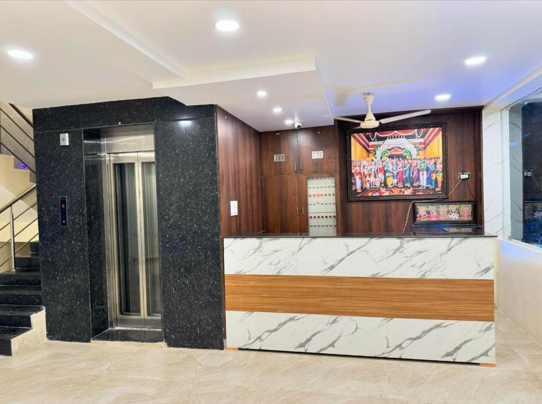 Hotel Dkr Grand تيروباتي المظهر الخارجي الصورة