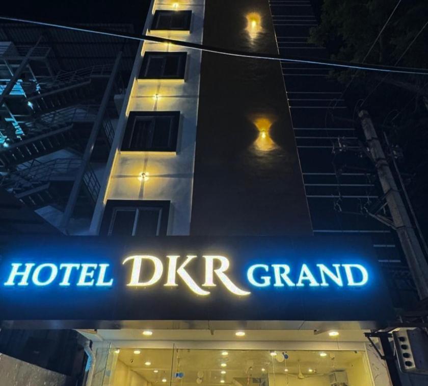 Hotel Dkr Grand تيروباتي المظهر الخارجي الصورة