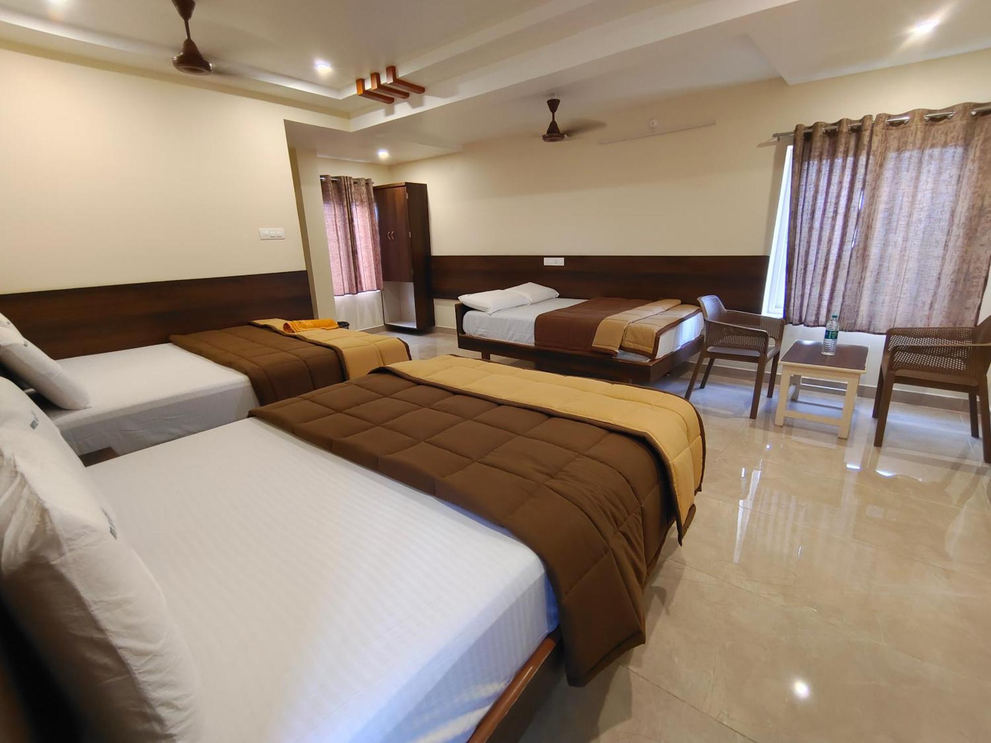 Hotel Dkr Grand تيروباتي المظهر الخارجي الصورة