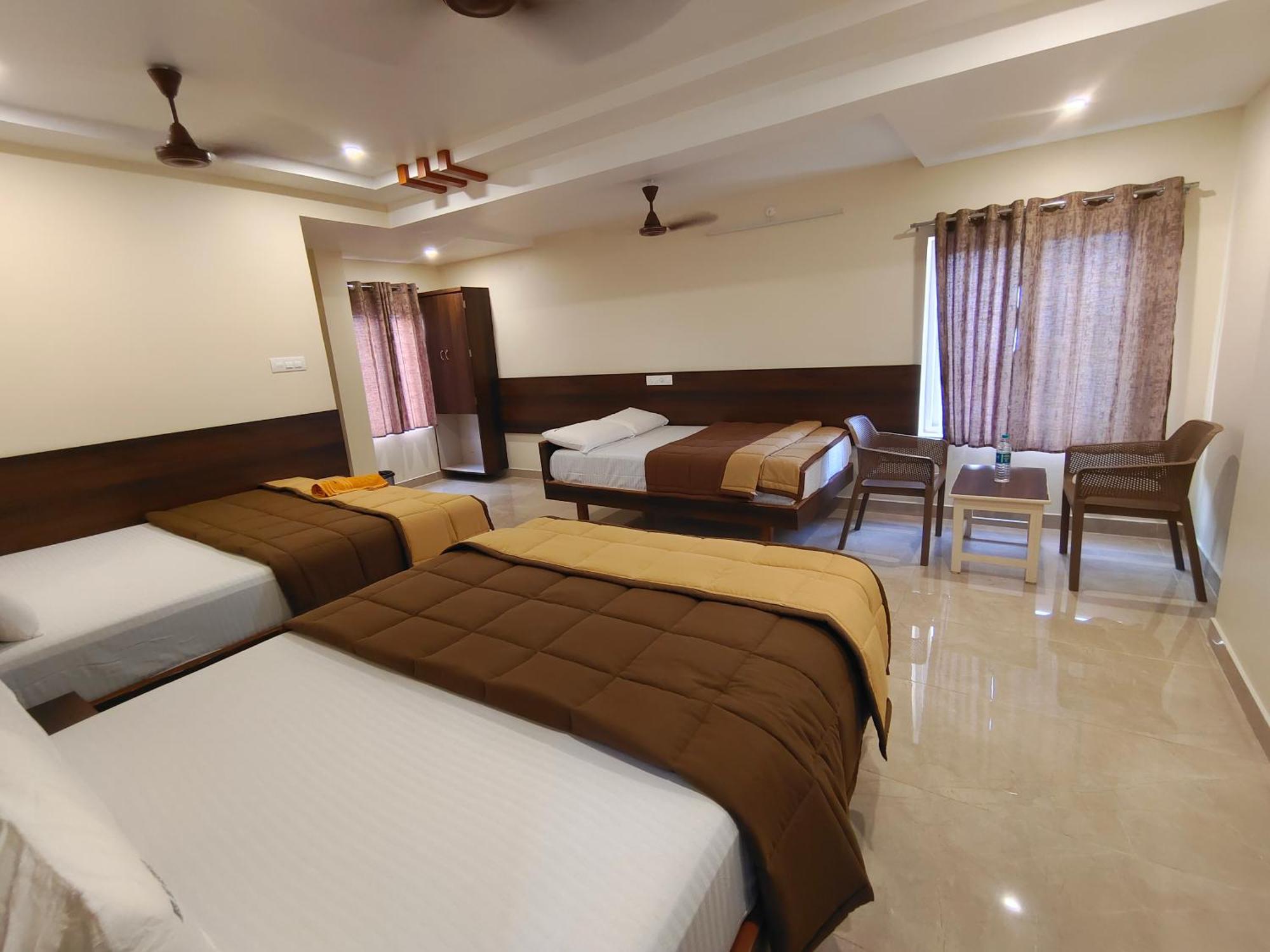 Hotel Dkr Grand تيروباتي المظهر الخارجي الصورة