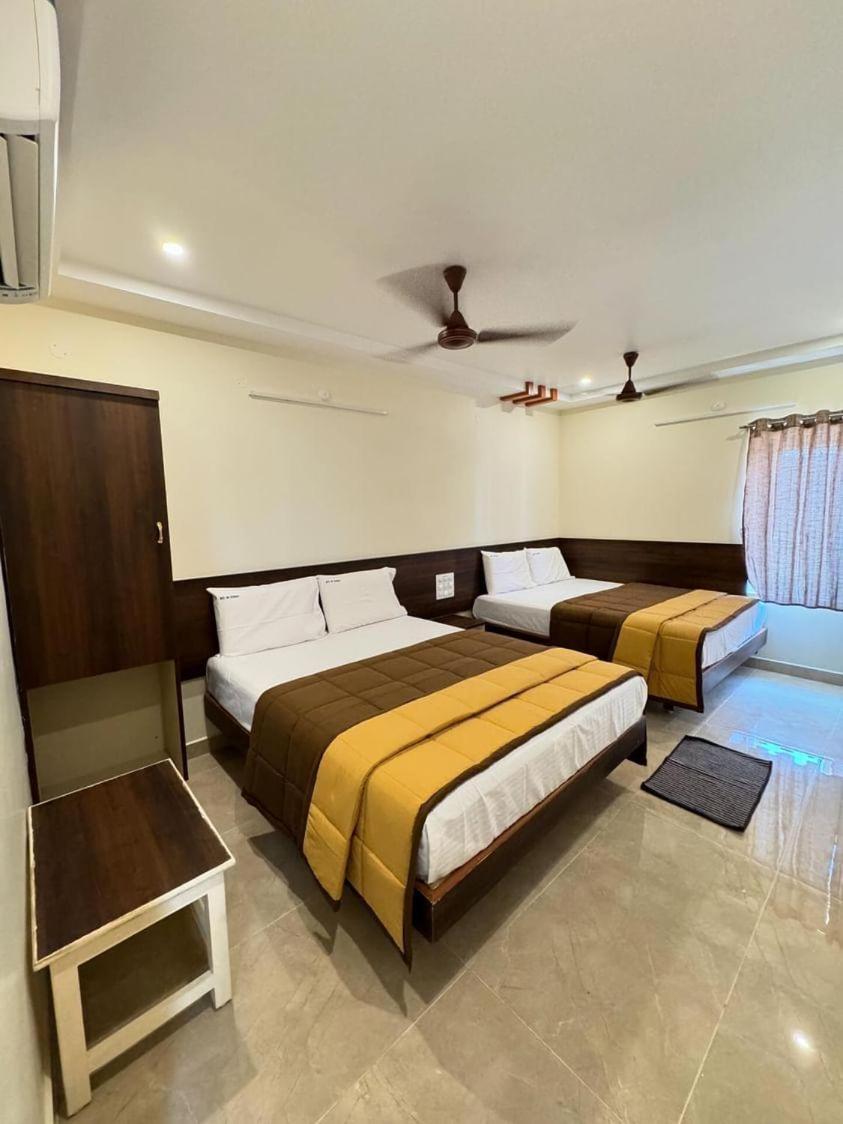 Hotel Dkr Grand تيروباتي المظهر الخارجي الصورة