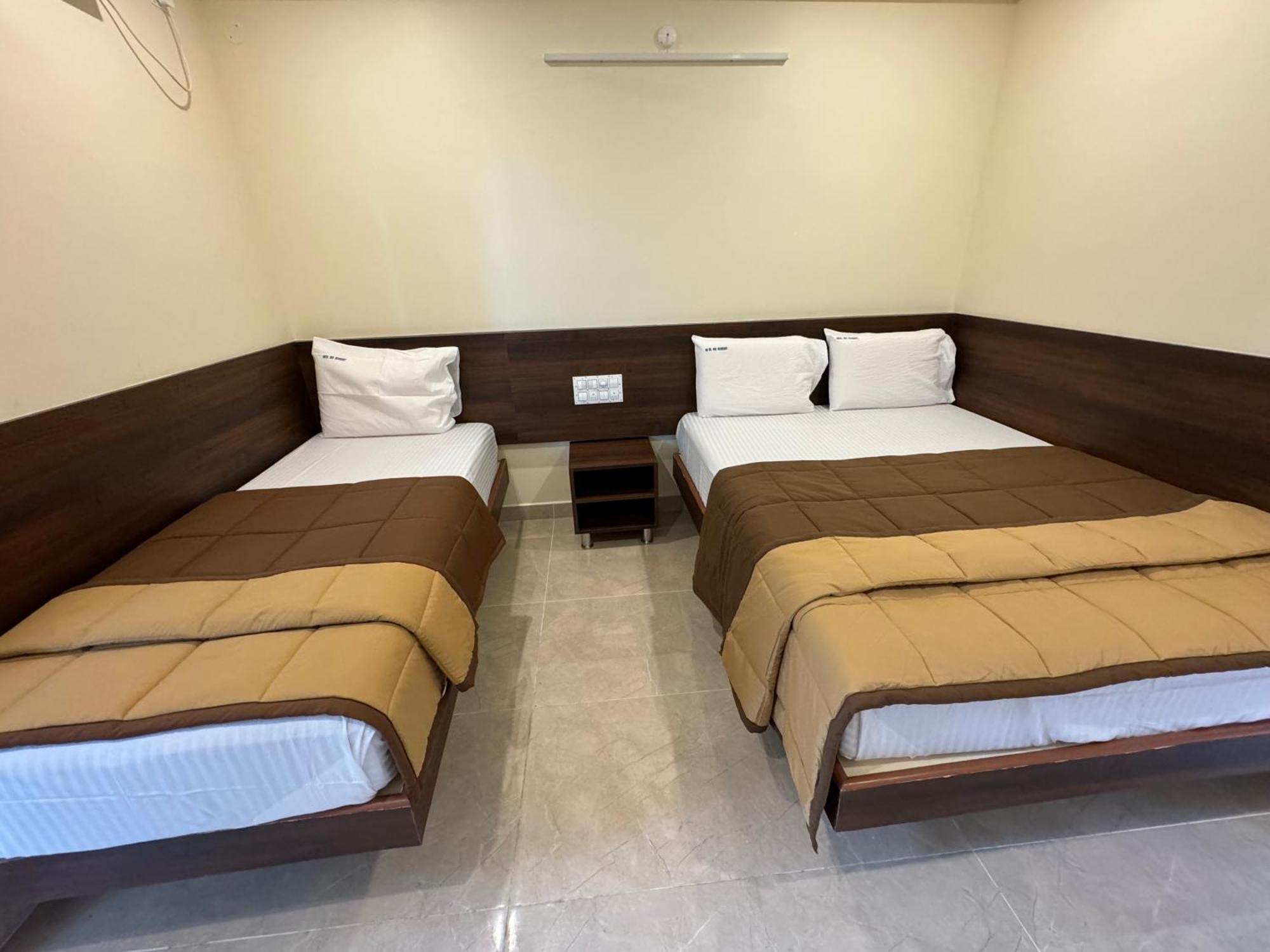 Hotel Dkr Grand تيروباتي المظهر الخارجي الصورة