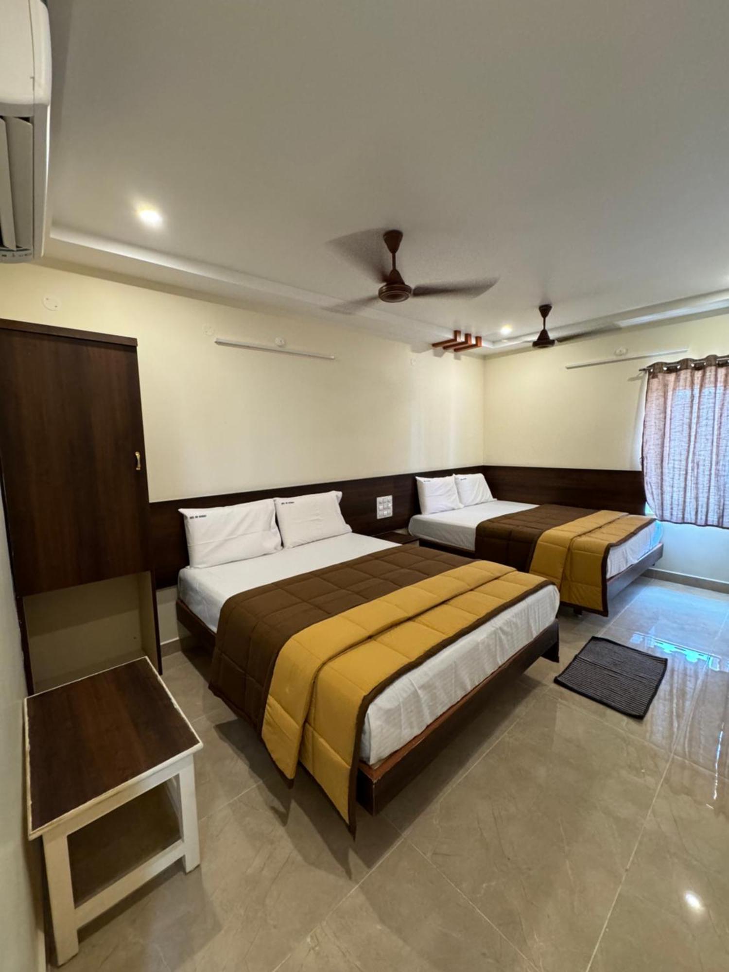 Hotel Dkr Grand تيروباتي المظهر الخارجي الصورة