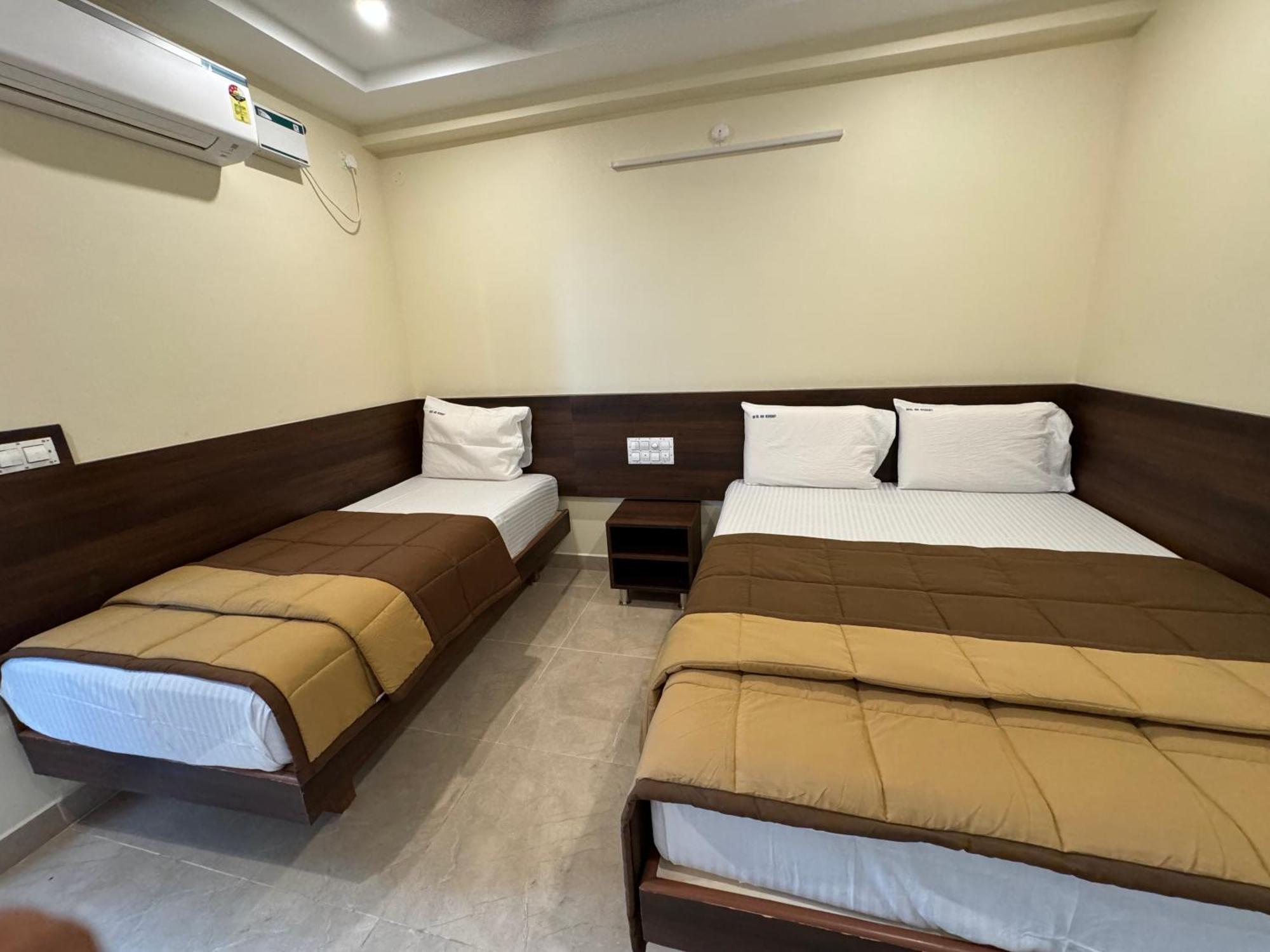 Hotel Dkr Grand تيروباتي المظهر الخارجي الصورة