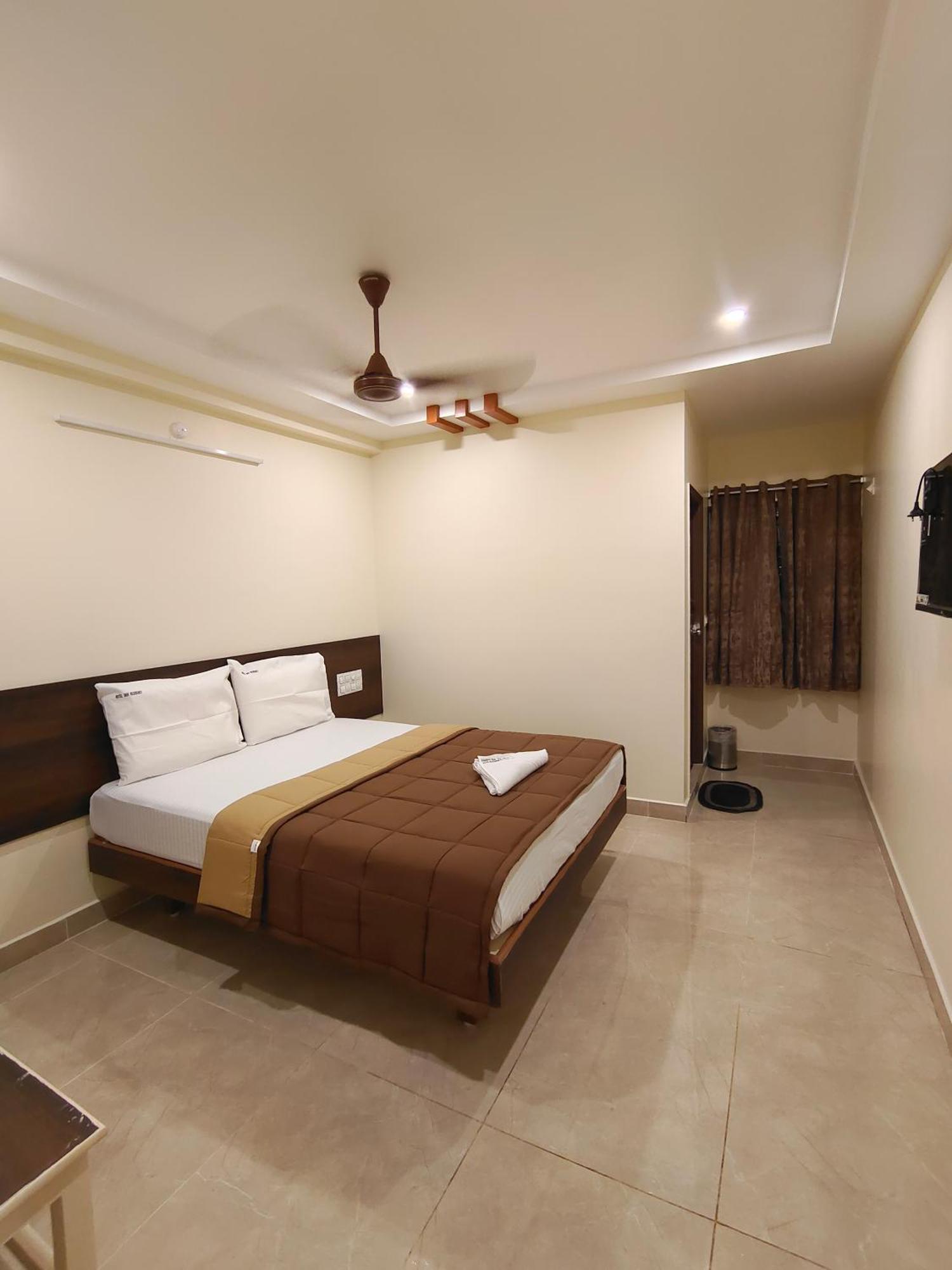 Hotel Dkr Grand تيروباتي المظهر الخارجي الصورة