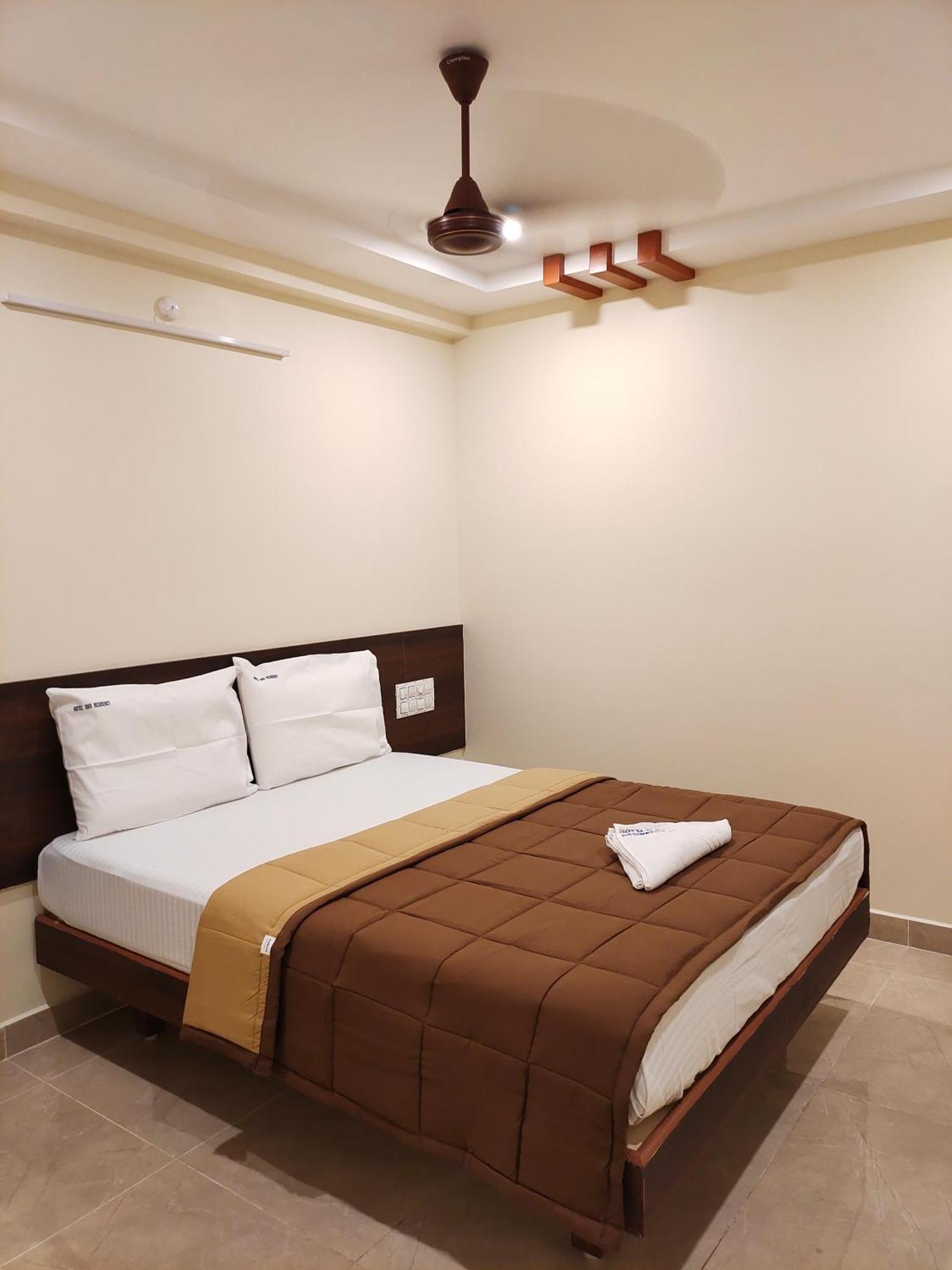 Hotel Dkr Grand تيروباتي المظهر الخارجي الصورة