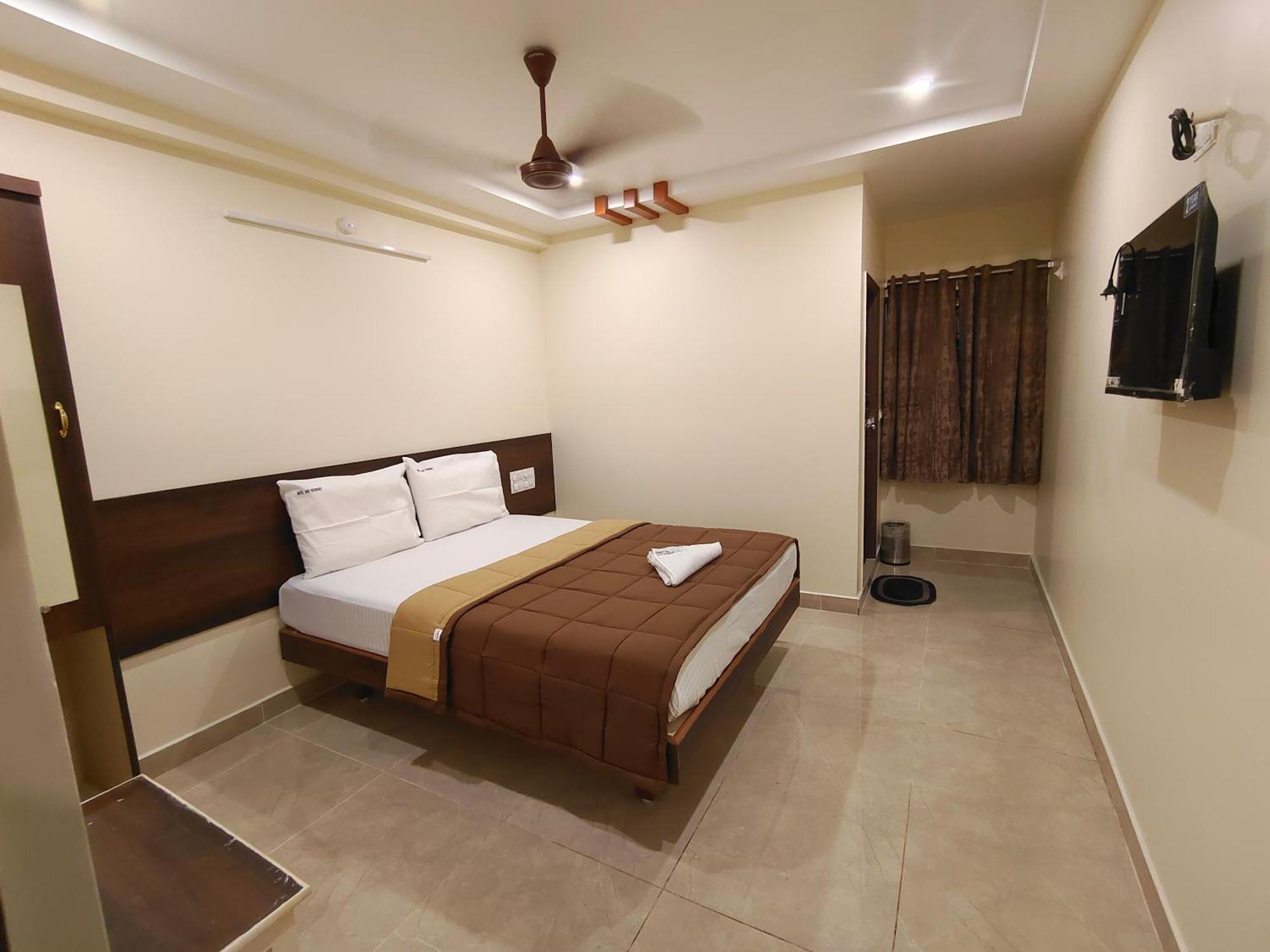 Hotel Dkr Grand تيروباتي المظهر الخارجي الصورة