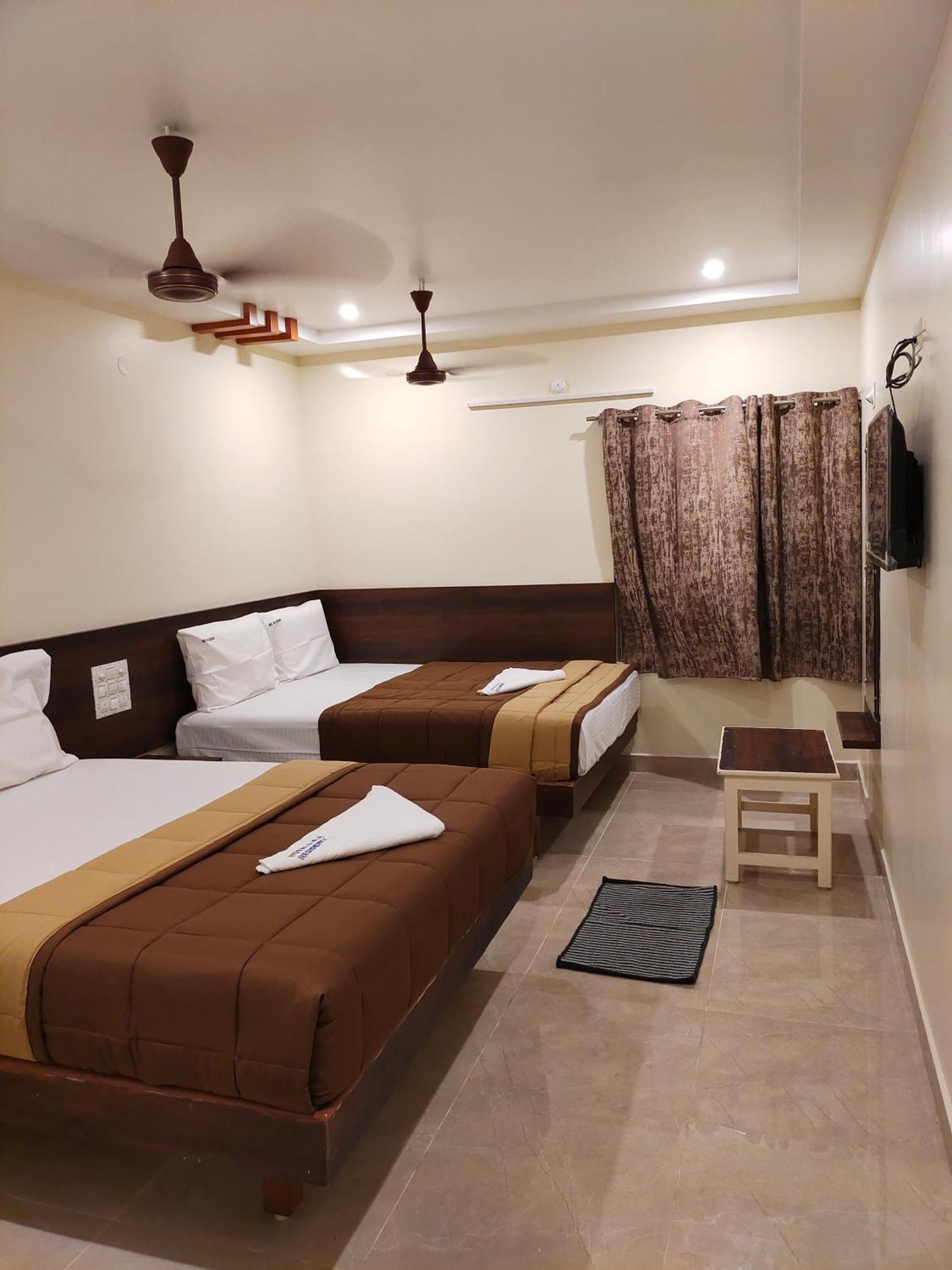 Hotel Dkr Grand تيروباتي المظهر الخارجي الصورة